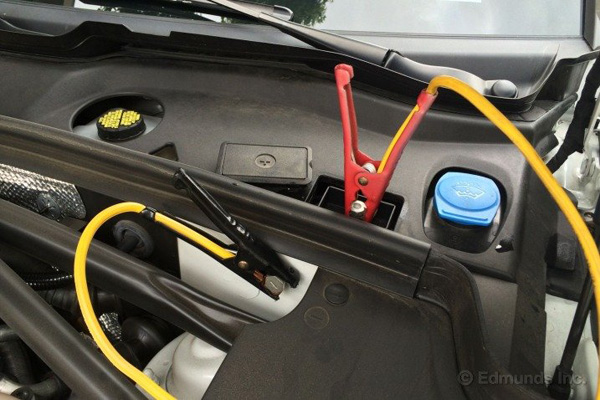 نحوه‌ی اتصال باتری در بعضی از خودروهای جدید با باتری مخفی، تصویر متعلق به پورشه ماکان S است